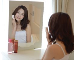 化粧水をつけている女性