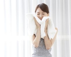 タオルで顔を拭いている女性