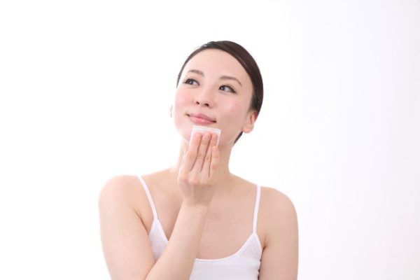 化粧水をつけている女性