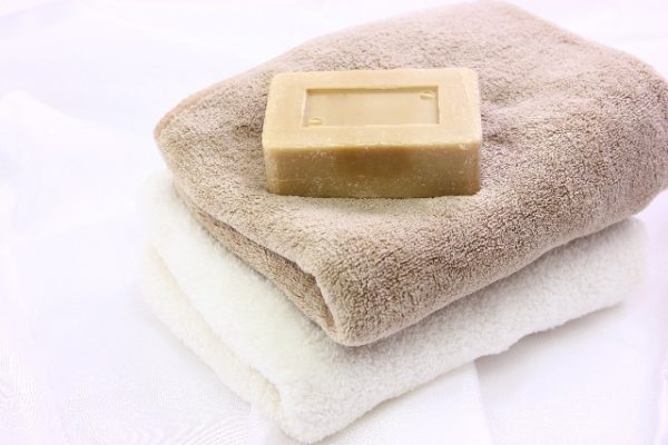 固形石鹸とタオル