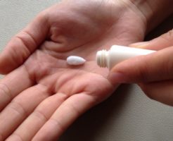手の平に載せたクリームタイプのクレンジング