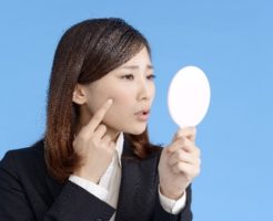 ニキビを見つけた女性